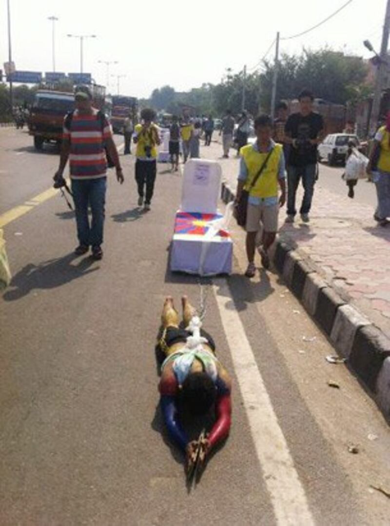 图片： 新德里藏人学生展开“拉棺材、磕长头游行请愿活动”。 （新德里地方西藏青年会提供/记者丹珍）