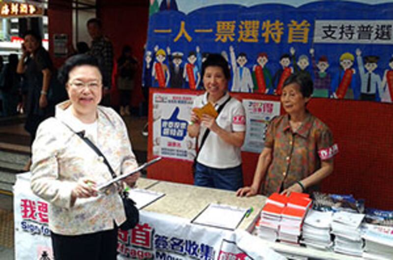 2015年5月10日，基本法委員會委員譚惠珠來到北角的街站簽名，支持通過政改。(粵語組文宇晴 攝)