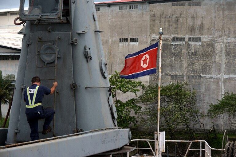 파나마 경찰관이 북한 선박 '청천강' 호를 수색하고 있다.