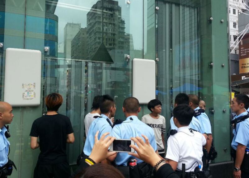 2014年10月23日，在旺角佔領區有數名年青人懷疑在場滋事，被警方控制。（粵語部記者林靜攝）