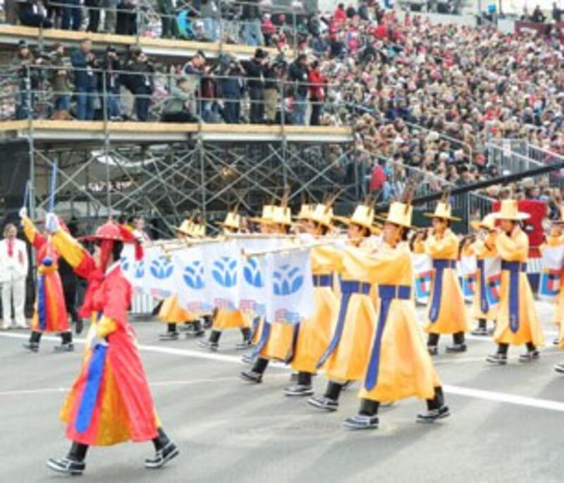 图片:韩国中学生乐队穿着传统服饰参加游行。 (记者萧融拍摄)