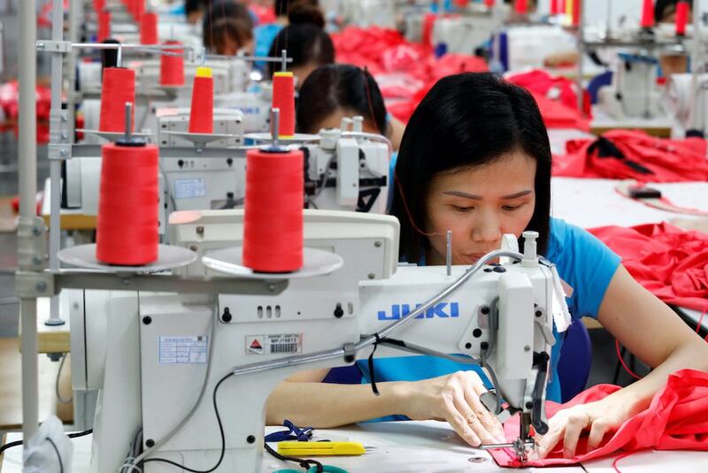 Hình minh hoạ. Công nhân làm việc trong một xưởng may ở Hà Nội hôm 16/6/2019