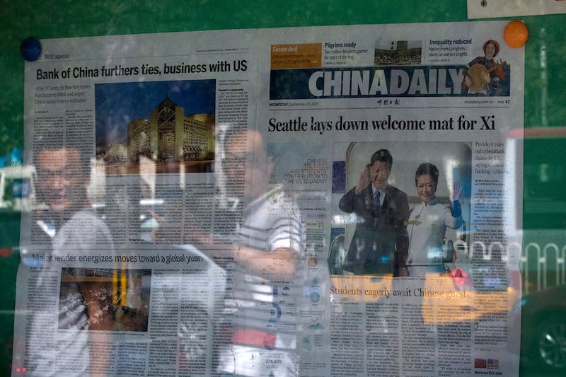 资料图片: 2015 年 9 月 23 日,《中国日报》刊登习近平和夫人彭丽媛访问美国的报道。(美联社)
