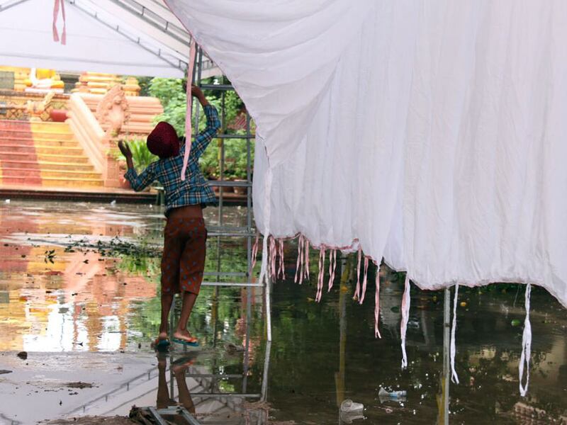 សកម្មភាពដំឡើងរោង ដើម្បីធ្វើពិធីបុណ្យខួប១០០ថ្ងៃ បណ្ឌិត កែម ឡី នៅវត្តពោធិយ៉ារ៉ាម ហៅចាស់ នៅព្រឹកថ្ងៃទី១២ ខែតុលា ឆ្នាំ២០១៦។ RFA/Ou Banung