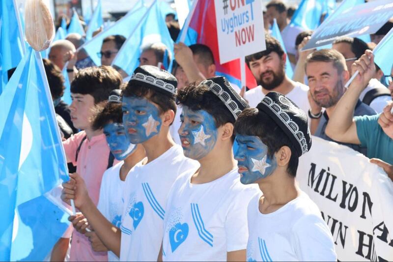 ئۇيغۇرلار خىتاي ئىشغالىيىتىنىڭ 73‏-يىلى مۇناسىۋىتى بىلەن ئېلىپ بارغان نارازىلىق نامايىشىدىن كۆرۈنۈش. 2022-يىلى 1-ئۆكتەبىر، ئىستانبۇل.