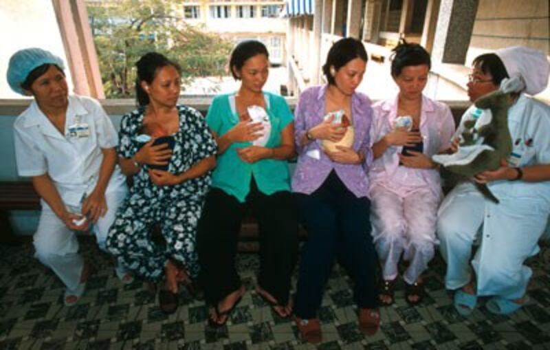 Các bà mẹ được hướng dẫn cách chăm sóc con tại bệnh viện Phụ sản Từ Dũ, tại Sài Gòn.