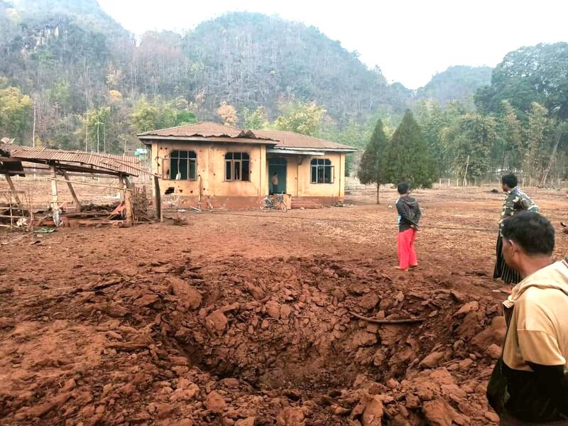 (ကရင်နီပြည်နယ် ဆောင်ဒူလာကျေးရွာမှာ ၂၀၂၂ မေလ ၈ ရက်နေ့က စစ်လေယာဥ်နဲ့ ဗုံးကြဲခဲ့စဥ်) Photo: CJ