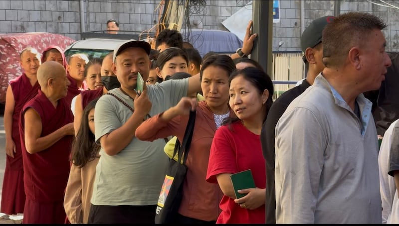 རྡ་རམ་ས་ལའི་མི་མང་རྣམས་འོས་བསྡུའི་ཆེད་ངང་སྒུག་གནང་བཞིན་པ། ༢༠༢༦།༤།༢༦