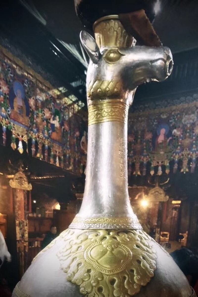 这即是供奉于大昭寺的鎏金银壶,应该是复制品。(Public Domain)