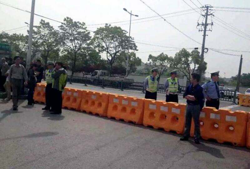 2015年5月8日,在范木根案宣判當日﹐蘇州法院外實施交通管制。 (王宇 微信)