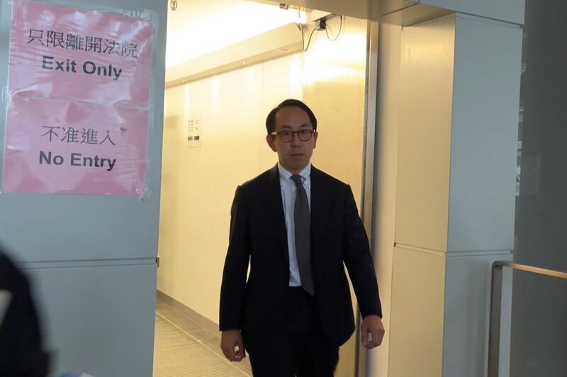 被入稟追債及被懷疑跨境追數的香港女子鄺文琪,與案中另外3名被告周五都缺席聆訊,法庭批准延長涉款超過1.6億的臨時資產凍結令;兩間原告公司由律師梁祖澤代表。(梁銘康提供)