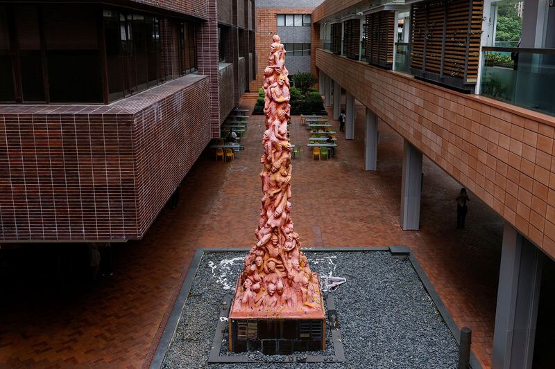高约7米的“国殇之柱”竖立在香港大学校园，由丹麦雕塑家高志活为纪念“六四屠杀”死难者而制作的雕像。（路透社）