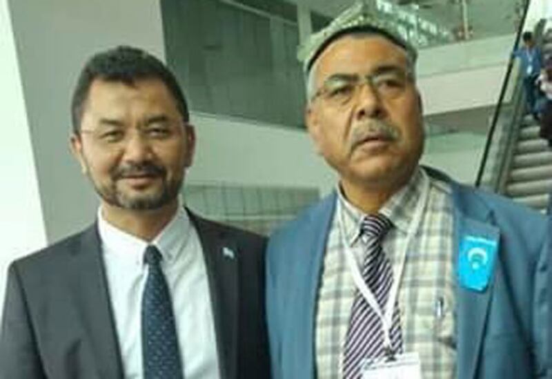ئۇيغۇر پائالىيەتچى ئەمىرۇللا ئەفەندىگىل ئەپەندى(ئوڭدا) نامايىشتا. (ۋاقتى ۋە ئورنى ئېنىق ئەمەس)