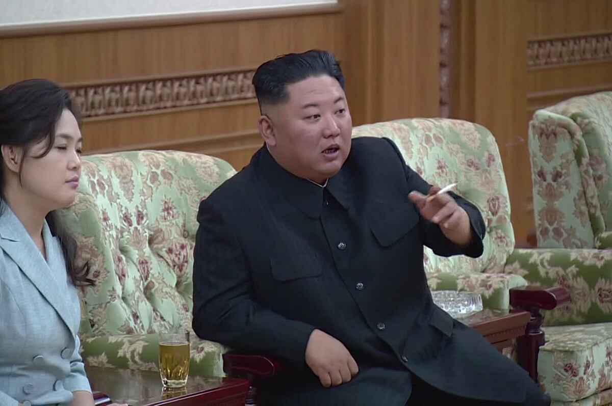 김정은 북한 국무위원장이 부인 리설주 여사와 함께 지난달 5일 군인가족 예술소조 공연을 관람하는 모습.