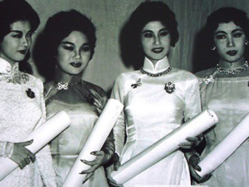Nữ nghệ sĩ Bích Sơn (bìa phải) tại Lễ nhận giải Thanh Tâm. Courtesy photo.