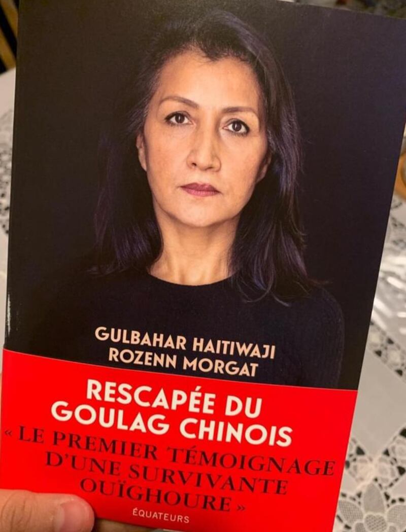 «خىتاي گۇلاگىدىن ھايات قالغان گۈلباھار خاتىۋاجىنىڭ گۇۋاھلىقى» ناملىق فىرانسىيەدە نەشردىن چىققان كىتابنىڭ مۇقاۋىسى.