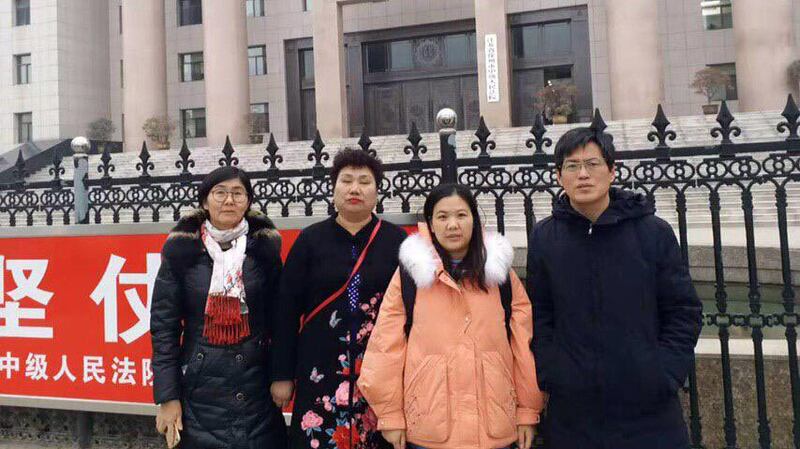 2019年12月23日,人權律師余文生的妻子許艷(右二)在人權律師藺其磊(右一)、王宇(左一)、維權人士王玉琴的陪同下徐州中院,要求無罪釋放余文生。院方稱此案還未判決。(許艷提供)