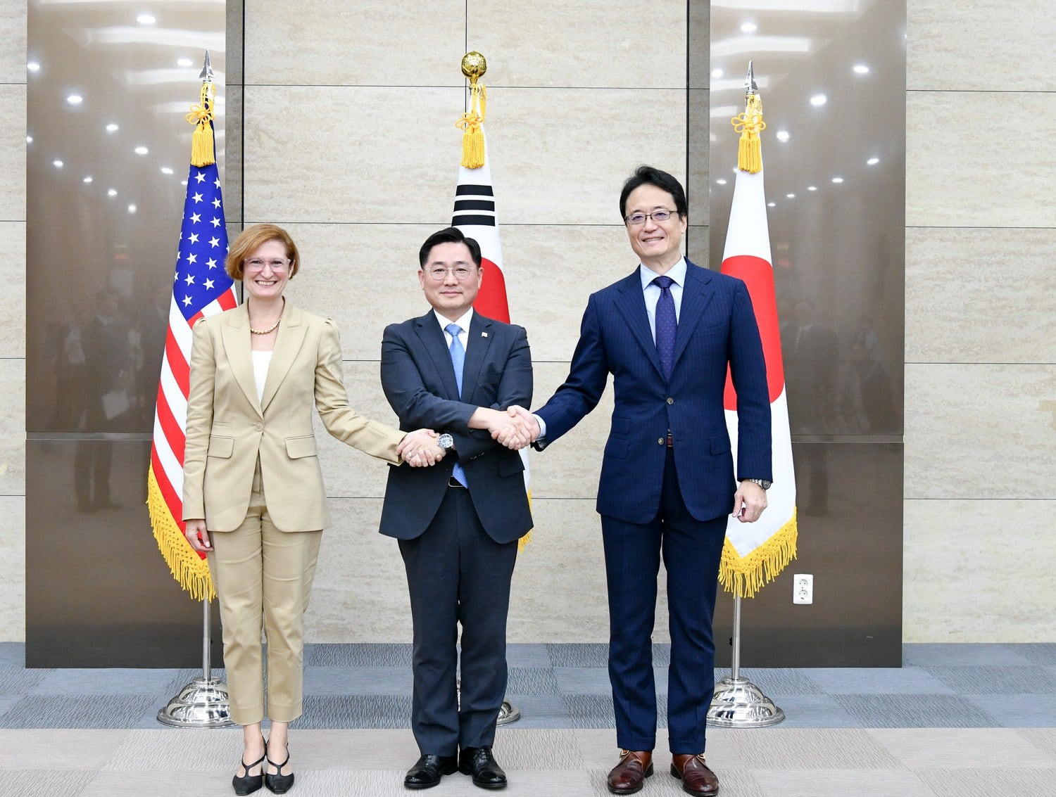 제15차 한미일 안보회의 (DTT : Defense Trilateral Talks)가 10일 서울에서 개최됐다. 사진은 기념 촬영하는 조창래 국방부 국방정책실장(가운데), 카라 에버크롬비(Cara ABERCROMBIE) 미합중국 국방부 정책부차관 대리(왼쪽), 야마토 타로(YAMATO Taro) 일본 방위성 방위정책국장. [국방부 제공]