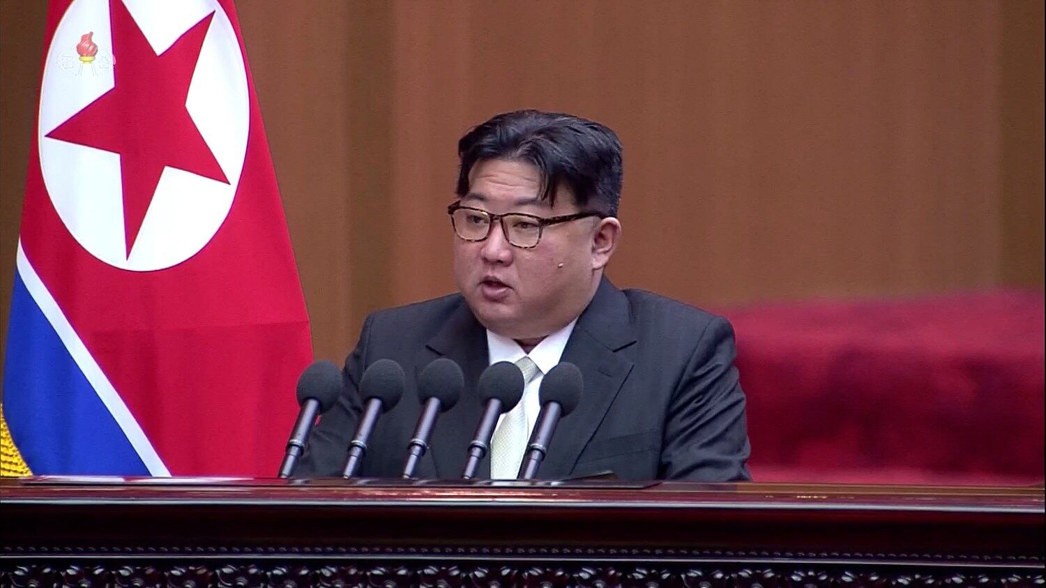 북한이 제14기 최고인민회의를 한 번 더 열어 헌법 개정뿐 아니라 남북기본합의서를 폐기할 가능성이 있다고 한국 정부 당국자가 전망했다. 사진은 북한 국무위원장이 지난 1월 평양 만수대의사당에서 열린 최고인민회의에서 시정연설을 하는 모습.