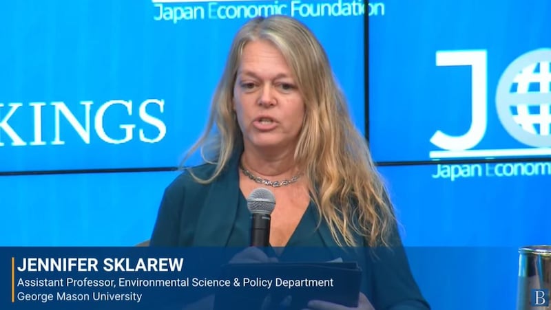 美国乔治梅森大学环境政策教授史考洛（Jennifer Sklarew）在研讨会上表示，锂、镍、钴、锰及石墨等关键矿产，攸关电力系统及电动车产业的储能技术。但其供应链也备受地缘政治影响，不利特定国家进行能源过渡及转型。（视频截图/布鲁金斯学会官网）