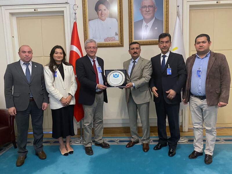 دۇنيا ئۇيغۇر قۇرۇلتىيى ھەيئەتلىرى «ئىيى» پارتىيەسىنىڭ كىشىلىك ھوقۇق كومىتېتى ئەزاسى يۈكسەل سەلچۇق تۈركئوغلۇ بىلەن كۆرۈشتى. 2024-يىلى 8-ئۆكتەبىر، ئەنقەرە