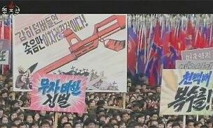 인천 한 군부대에서 김정은 노동당 중앙군사위원회 부위원장의 사진에 전투구호를 붙인 사실을 놓고 최고 존엄을 모독했다며 2012년 3월 4일 평양시 김일성광장에서 주민 15만여명이 참가한 가운데 '평양시 군민대회'를 열고 있다. 