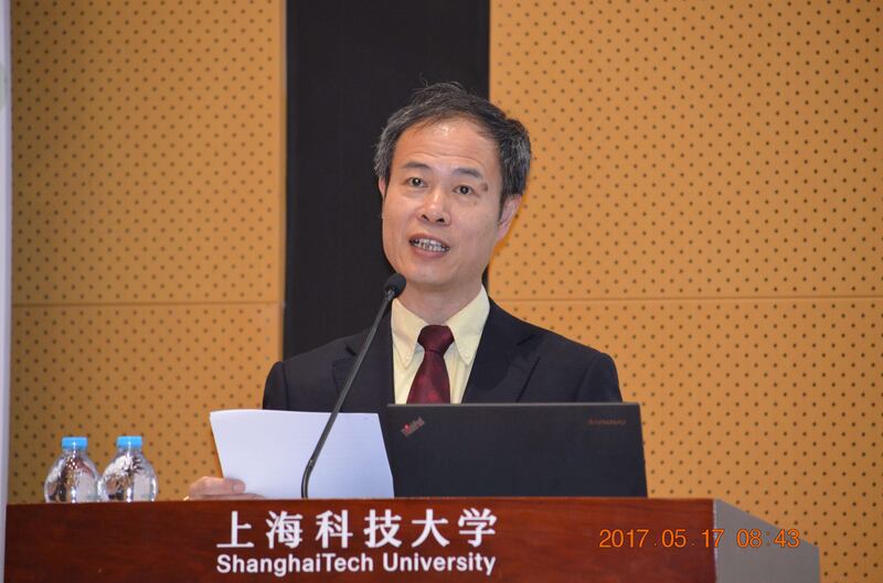 獲批項目的另一個重要參與者，中科院上海藥物研究所原所長蔣華良死於疫情高峰期，官方回避其死訊。但其同事稱其死亡疑似與新冠感染有關。（上海科技大學官網）