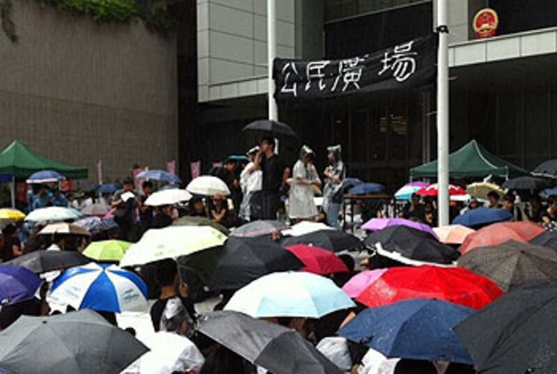 9月4日，“民間反對國民教育大聯盟”佔領政府總部第六日，大會號召市民放工、學生放學後再到現場集會，大批市民冒雨出席。（粵語部林靜攝）