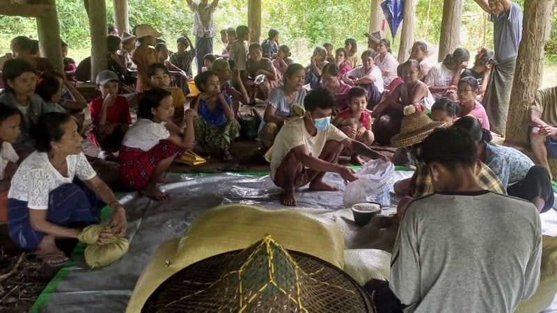 ရခိုင်ပြည်နယ်၊ ဂွမြို့နယ်မှ စစ်ဘေးဒုက္ခသည်များအား ၂၀၂၄ ခုနှစ်၊ စက်တင်ဘာလဆန်းပိုင်းက တွေ့ရစဉ်။ (Photo: Facebook/ စစ်ဘေးရှောင်ကူညီရေးပူးပေါင်းအဖွဲ့ဂွမြို့နယ်)