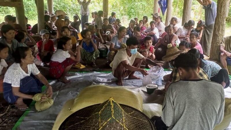 ရခိုင်ပြည်နယ်၊ ဂွမြို့နယ်မှ စစ်ဘေးဒုက္ခသည်များအား ၂၀၂၄ ခုနှစ်၊ စက်တင်ဘာလဆန်းပိုင်းက တွေ့ရစဉ်။ (Photo: Facebook/ စစ်ဘေးရှောင်ကူညီရေးပူးပေါင်းအဖွဲ့ဂွမြို့နယ်)