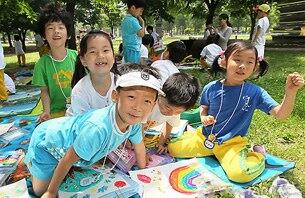 성동구 서울숲에서 열린 '제13회 예쁜생각 그리기 대회'에서 어린이들이 그림을 그리며 포즈를 취하고 있다.