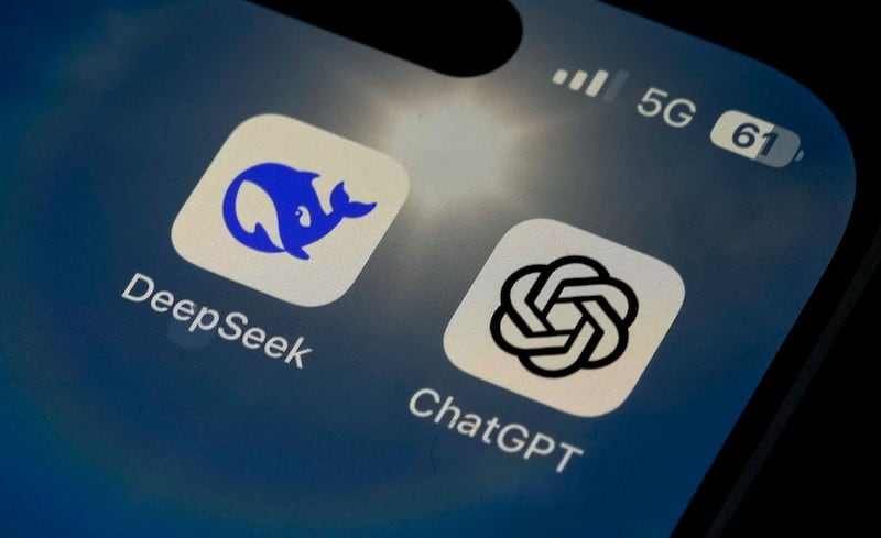 DeepSeek ۋە ChatGPT ئەپلىرىنىڭ يانفوندا كۆرۈنۈشى. 2025-يىلى 28-يانۋار، بېيجىڭ.