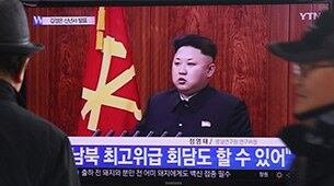김정은 국방위원회 제1위원장이 새해를 맞아 육성으로 신년사를 발표한 1일 서울역에서 시민들이 관련 뉴스를 지켜보고 있다. 김 제1위원장은 이날 남북 고위급 접촉을 재개할 수 있으며 분위기가 마련되면 남북 정상회담도 개최할 용의가 있다는 입장을 밝혔다.