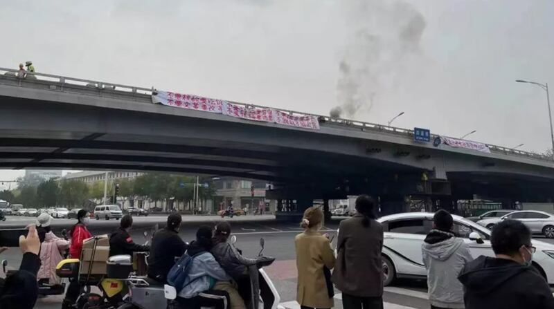 「二十大」臨近，北京北三環四通橋罕有出現反習標語。（網上圖片）