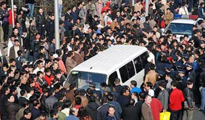 2013年2月4日,重慶市潼南縣人民醫院被指發生醫療失誤,導致出生嬰孩腦癱,家屬手持控訴書堵路抗議,吸引千人圍觀。 警方到場後遭近千群眾圍堵。(網民提供)