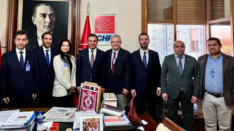 دۇنيا ئۇيغۇر قۇرۇلتىيى ھەيئەتلىرى جۇمھۇرىيەت خەلق پارتىيەسى مۇئاۋىن رەئىسى بۇرھانىدىن بۇلۇت بىلەن كۆرۈشتى. 2024-يىلى 8-ئۆكتەبىر، ئەنقەرە