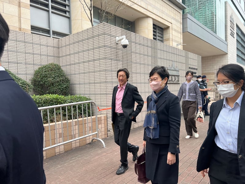 三間蘋果公司的代表亦同樣否認所有控罪。（吳婷康攝）
