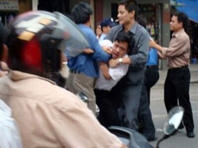 Vietnam, sinh viên Nguyễn Tiến Nam biêu tình chống Trung Quốc bị an ninh mặc thường phục đàn áp, 2008. AFP/VietTan