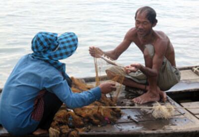 ជន​ជាតិ​វៀតណាម នេសាទ​ត្រី​នៅ​ភូមិ​អរិយក្សត្រ ស្រុក​ល្វាឯម ខេត្ត​កណ្ដាល កាល​ពី​ថ្ងៃ​ទី​១១ ខែ​មិថុនា ឆ្នាំ​២០១៥។