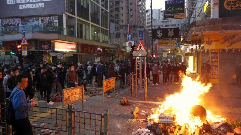 鱼蛋革命期间，示威者在街头焚烧杂物。（维基百科）