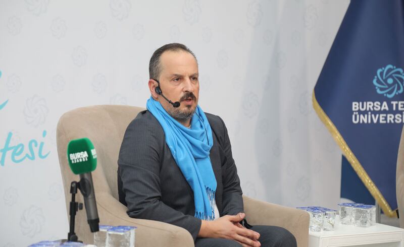 مەرھۇم ئەيسا يۈسۈپ ئالىپتېكىن ۋاپاتىنىڭ 29-يىلى مۇناسىۋىتى بىلەن بۇرسا شەھىرىدىكى تېخنىكا ئۇنىۋېرسىتېتىنىڭ ساھىبخانىلىقىدا ئۆتكۈزۈلگەن دوكلات بېرىش يىغىنىغا بۇرسا شەھىرىدىكى ئۇلۇداغ ئۇنىۋېرسىتېتى پىروفېسسورى ئەردەم ئۆزدەمىر ئەپەندىرىياسەتچىلىك قىلدى. 2024-يىلى 17-دېكابىر، تۈركىيە.