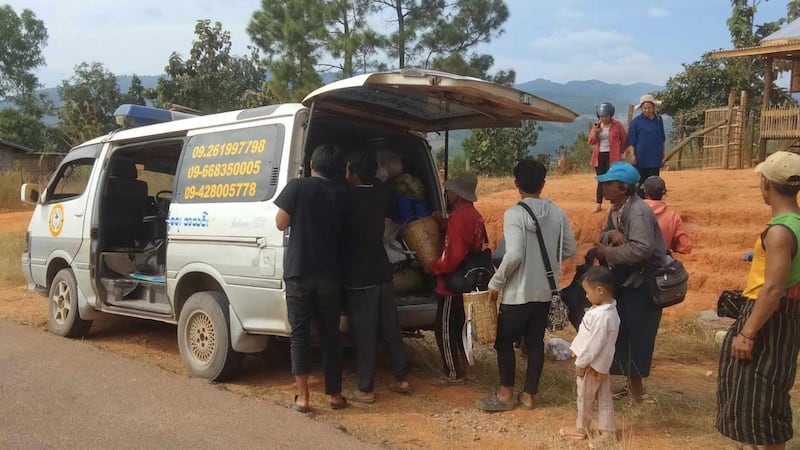 ကယားပြည်နယ် စစ်ဘေးဒုက္ခသည်များ နေရာပြောင်းရွှေ့ရန်အတွက် ကူညီနေကြသည့် ပရဟိတအဖွဲ့များအား ၂၀၂၃ ခုနှစ်၊ နိုဝင်ဘာလ ၂၈ ရက်နေ့က တွေ့ရစဉ်။ (ဓာတ်ပုံ- ရွှေညောင်ပင် လူမူကူညီရေးအသင်း)