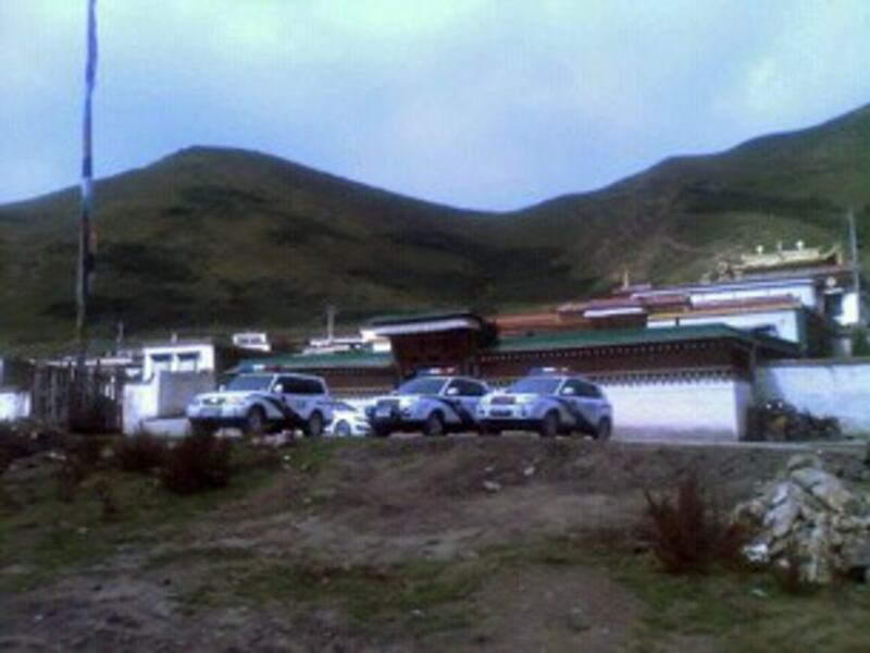 图片: 青海合作市政府有关人员与警方抵达多河寺。 (境内受访人早前提供/记者丹珍)