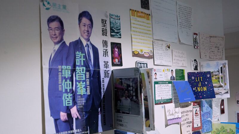 流亡澳洲後，許智峯仍會在家中貼上惜日在民主黨工作的記錄。
