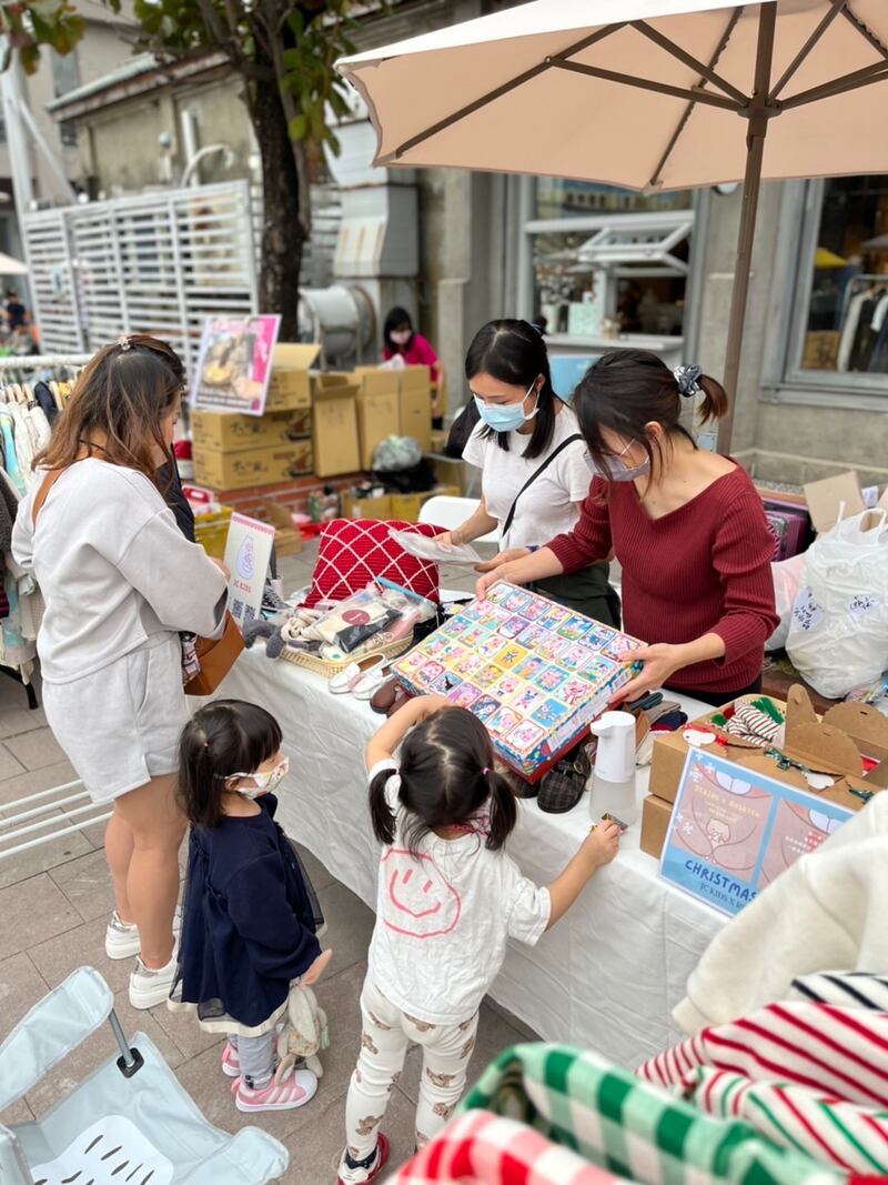 在台港人Stephanie會賣嬰兒用品,來台已有6年的她,說今次能在市集與港人聚首一堂,令她有熟悉的感覺。(受訪者提供)