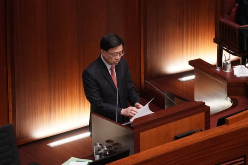 香港特首李家超12月13日出席行政会议前被记者追问释法的问题。他表示,相信法庭可处理事件,现阶段不宜评论。(RFA File Photo)