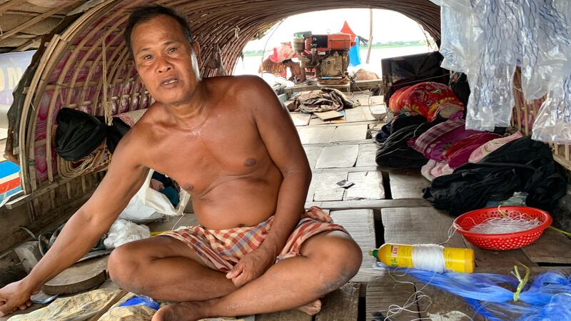 លោក ណេស លី ជាអ្នកនេសាទ នៅតំបន់ជ្រោយចង្វា រាជធានីភ្នំពេញ ថ្ងៃទី២១ ខែកញ្ញា ឆ្នាំ២០២០។