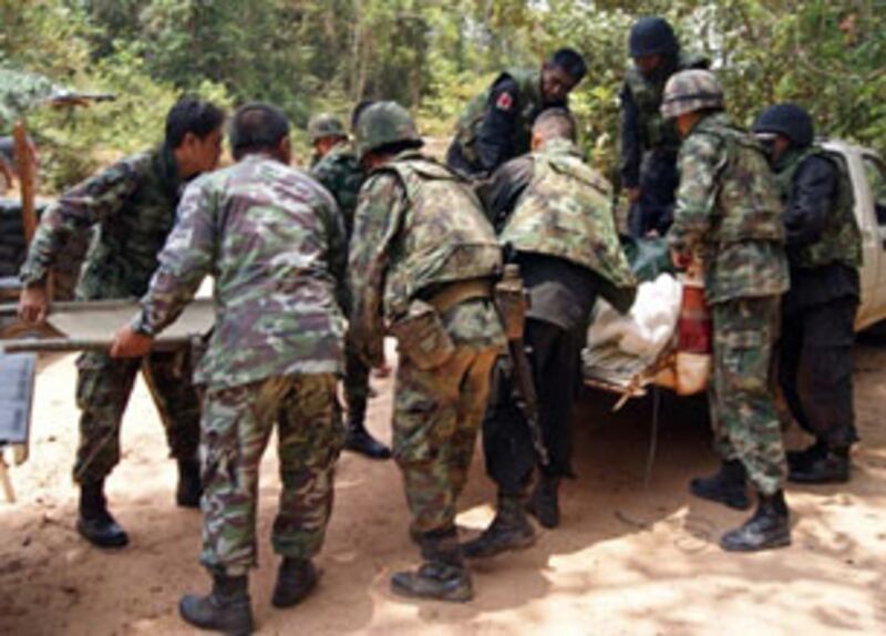 ទាហាន​ថៃ ជម្លៀស​ទាហាន​របួស​ដោយ​គ្រាប់​កាំភ្លើង​ពេល​បាញ់​ត​គ្នា​ជាមួយ​ទាហាន​កម្ពុជា នៅ​ខេត្ត​សុរិន្ទ ប្រទេស​ថៃ កាល​ពី​ថ្ងៃ​ទី​២២ ខែ​មេសា ឆ្នាំ​២០១១។