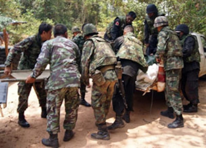 ទាហានថៃ ជម្លៀសទាហានរបួសដោយគ្រាប់កាំភ្លើងពេលបាញ់តគ្នាជាមួយទាហានកម្ពុជា នៅខេត្តសុរិន្ទ ប្រទេសថៃ កាលពីថ្ងៃទី២២ ខែមេសា ឆ្នាំ២០១១។