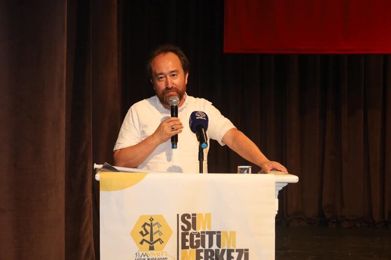 شەرقىي تۈركىستان ئۆلىمالار بىرلىكىنىڭ رەئىسى دوكتور ئالىمجان بۇغدا سۆزلەۋاتىدۇ، 2023-يىلى 4-ئاۋغۇست، ئىستانبۇل